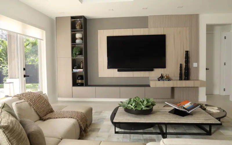 Moderne TV-Installation mit Streaming-Box im Wohnzimmer