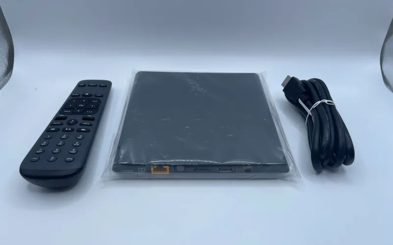 Android TV Box auf einem Tisch mit Fernbedienung